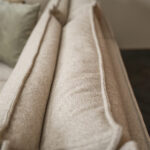 Dubbele rugkussens grijze stoffen bank