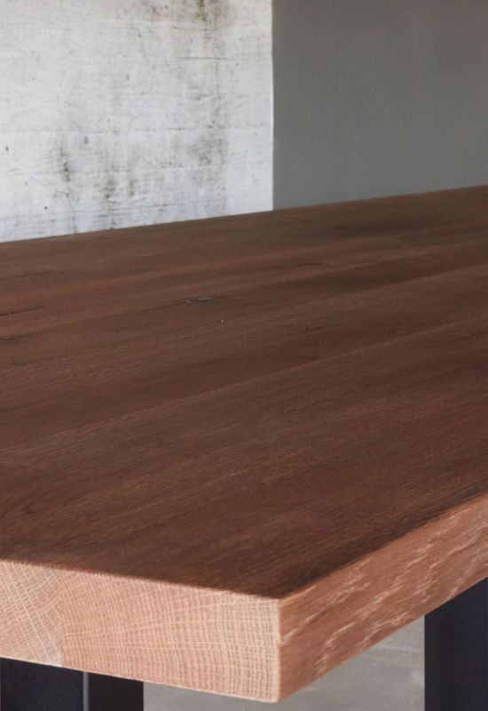 Eettafel met industriele zwarte poot detail