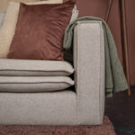 Grijze hoekbank dubbele zitkussens laag op de grond