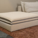 Hocker grijs stof aan hoekbank