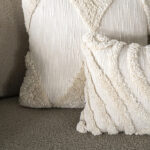 Witte kussens met wollige details
