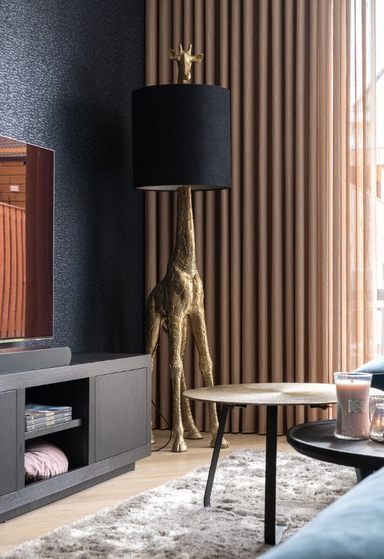 tv meubel met vloerlamp in woonkamer