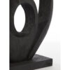Ornament van zwart hout op standaard