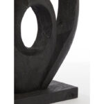 Ornament van zwart hout op standaard