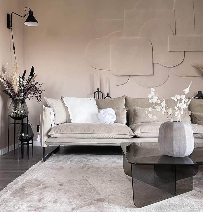 japandi interieur Vaas mat glas op glazen zwarte tafel in woonkamer