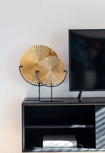 gouden ornamenten op tv meubel