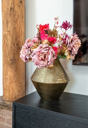 gouden vaas met bloemen op sidetable