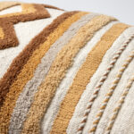 Bruin patroon met beige op sierkussen