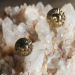Gouden gerecycled messing bloemen kastknoppen