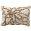 Langwerpig beige sierkussen met wollen bloemen patroon