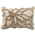 Langwerpig beige sierkussen met wollen bloemen patroon