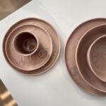Oud roze servies borden schalen en mok