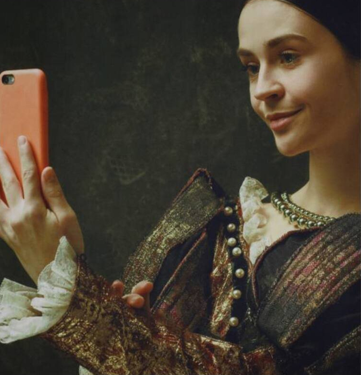 Wandkleed meisje selfie bruin velvet