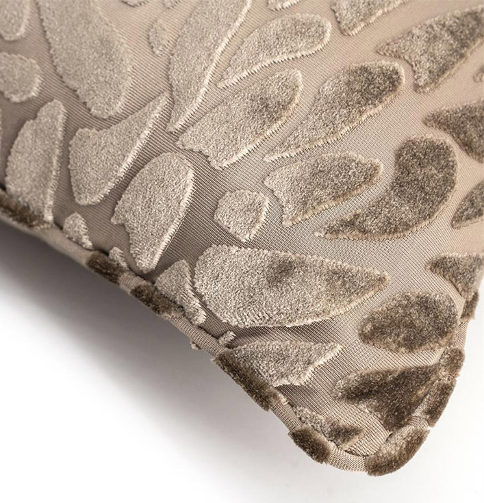 details bruin vierkant kussen met fluwelen patroon
