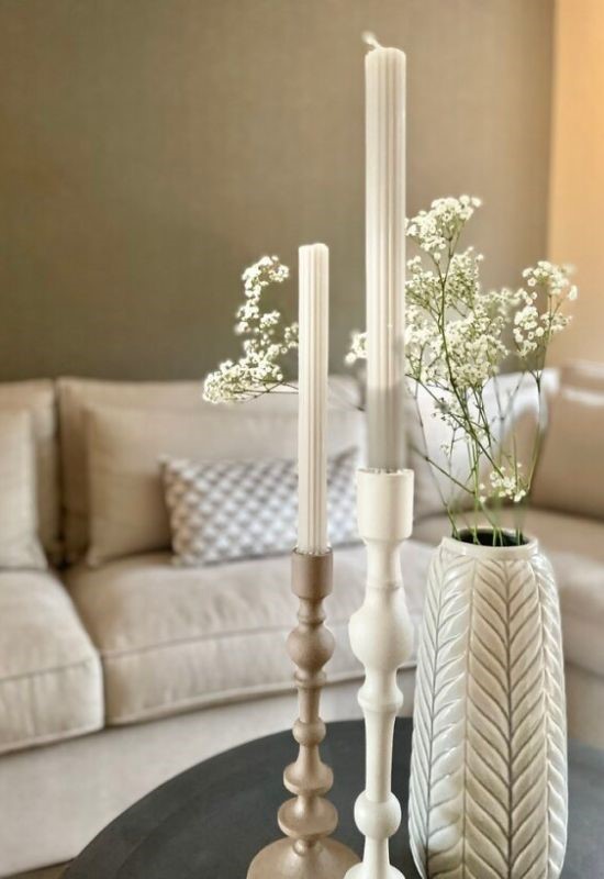 scandinavische kandelaars beige op salontafel
