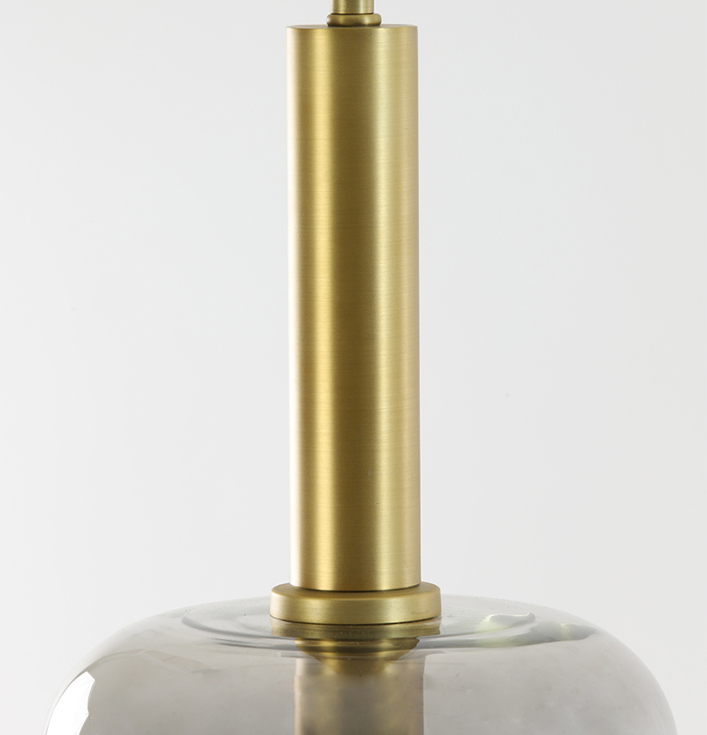Detail foto glazen hanglamp met antiek bronzen fitting