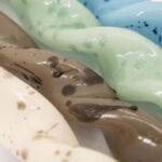 Gedraaide dinerkaarsen met spikkel details bruin beige en groen