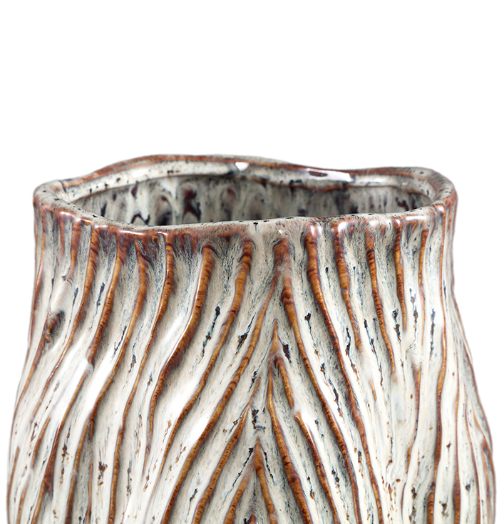 Hoge witte vaas met bruine strepen detail