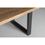 Zwart metalen poot op houten eettafel