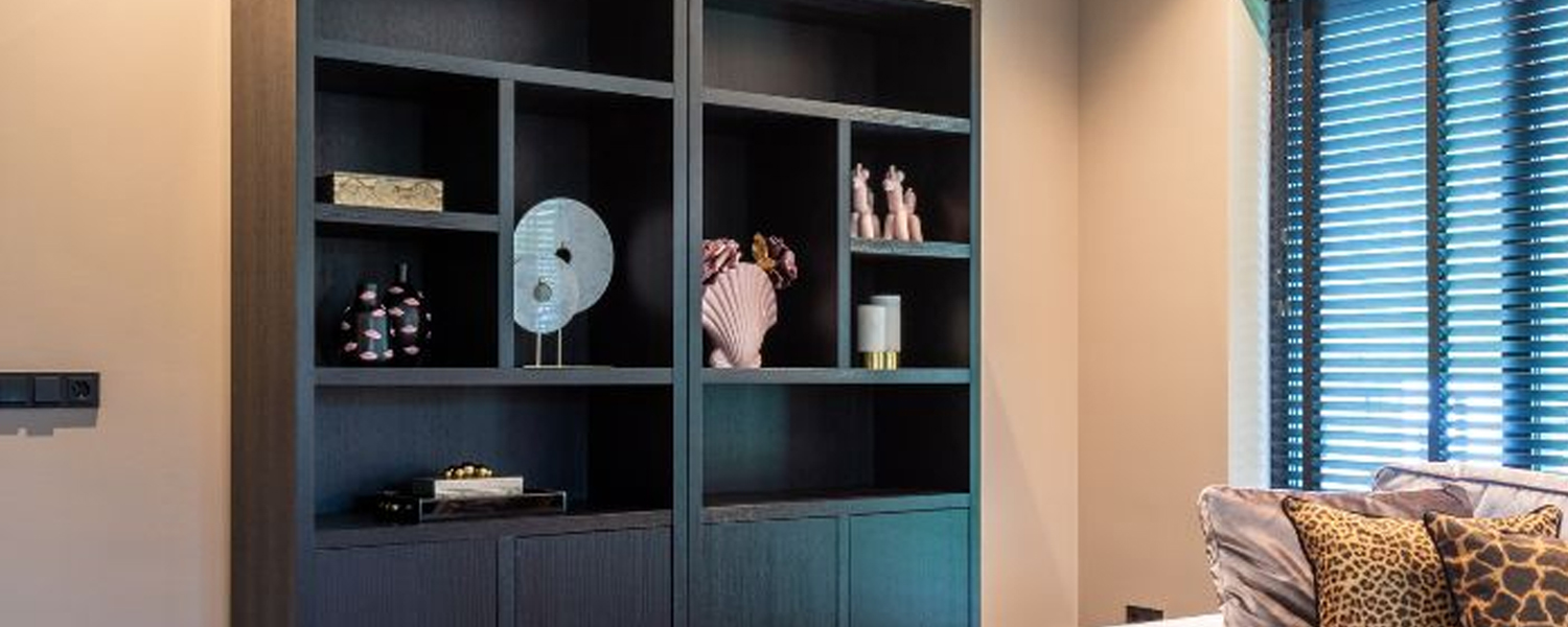 zwarte open kast hout met vakken