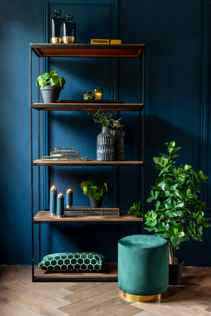 Open kast van hout en metaal met blauwe en groene accessoires