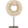 Ornament wit schelpen op standaard