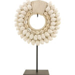 Ornament wit schelpen op standaard