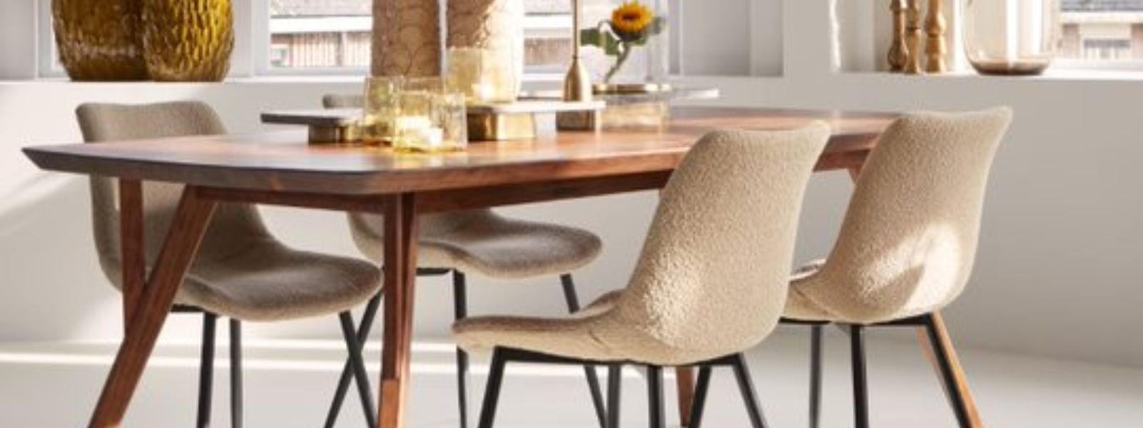 boucle stoelen houten tafel in scandinavisch interieur