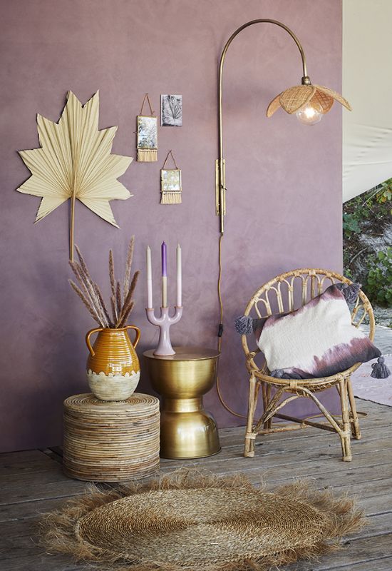 Aubergine paarse muur rotan poef en rotan stoel bloem wandlamp rond jute vloerkleed