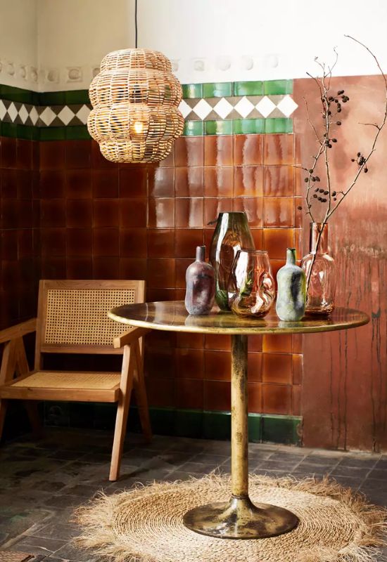 Bruin groen tegeltjeswand gouden ronde tafel houten stoel met webbing