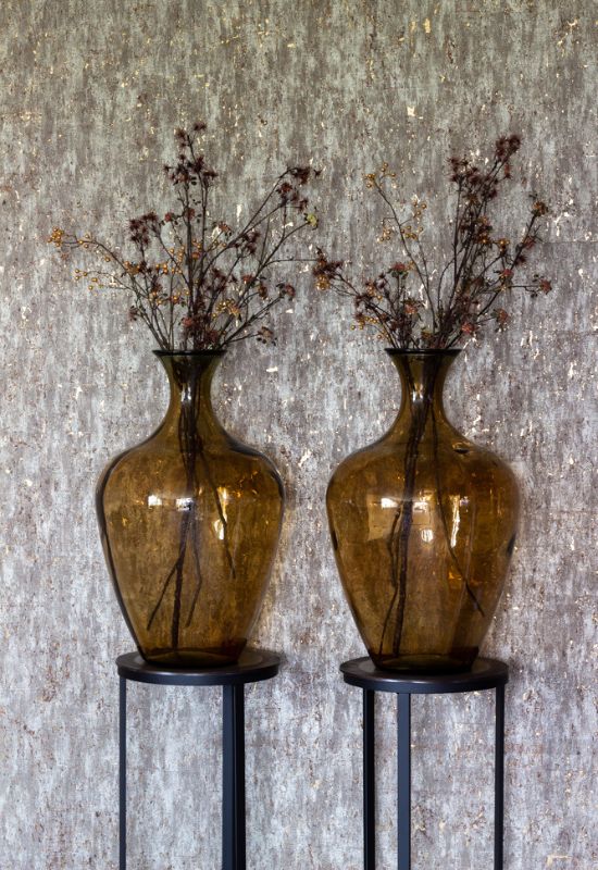Bruine glazen vazen op zwarte zuilen
