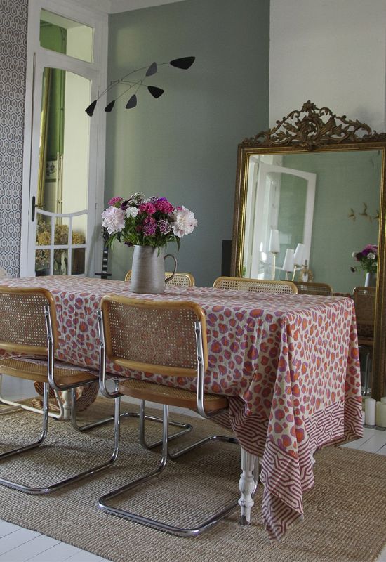 Eettafel met doing goods plaid roze panterprint vintage gouden spiegel