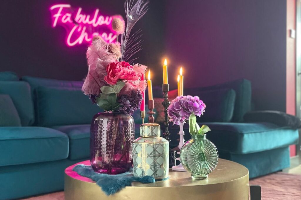 Fel roze paars blauw eclectisch interieur bloemen en kaarsen