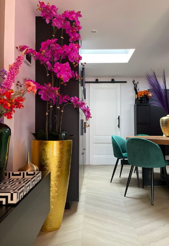 Gouden vaas met roze orchideëen