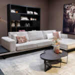 Grijze hoekbank met zwart hout tafeltje