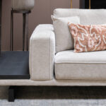 Hout zwart tafeltje aan zijkant bank grijs