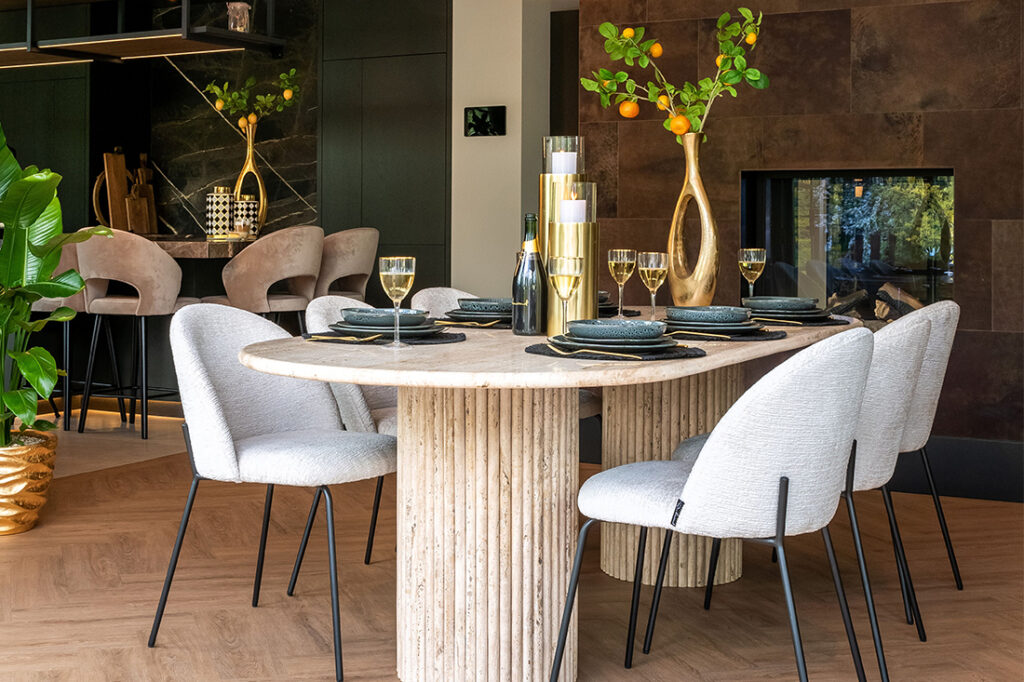 Marmeren eettafel met beige eetkamerstoelen