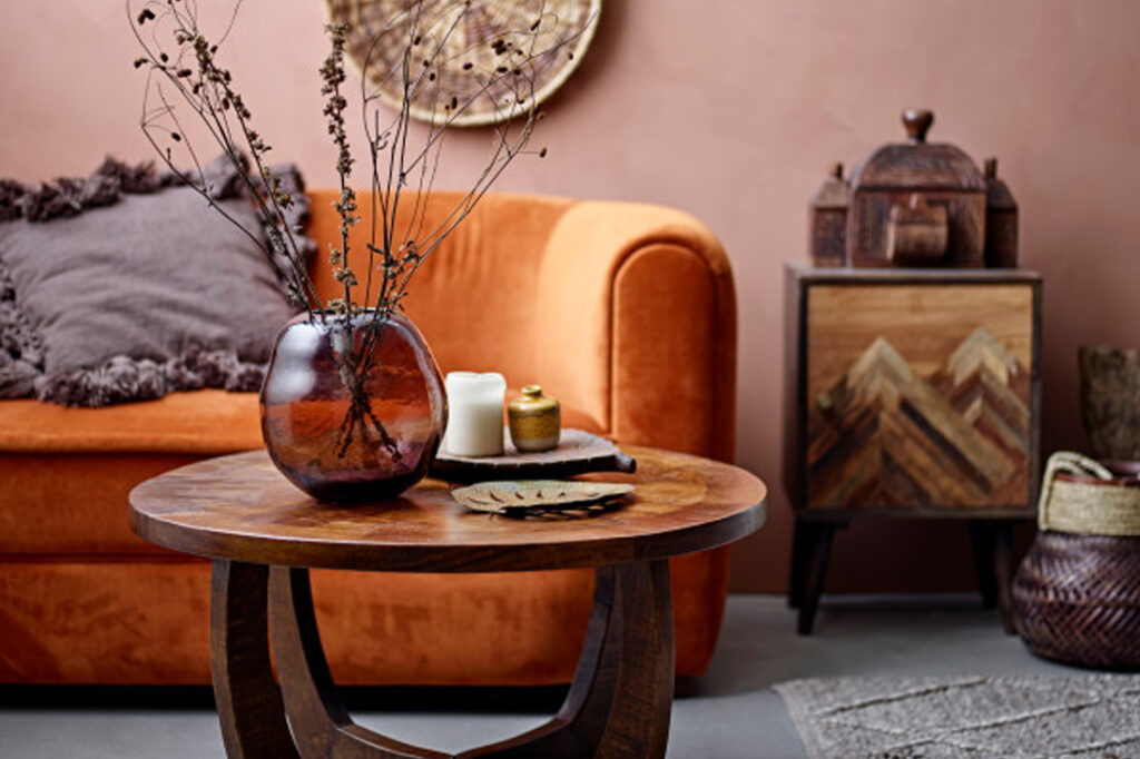 Oranje bank houten salontafel warme sfeer