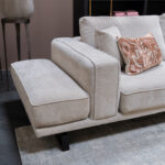 Stoffen bank grijs met kussentje aan zijkant