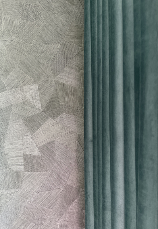 Taupe kleurig behang met geometrische print grijze gordijnen
