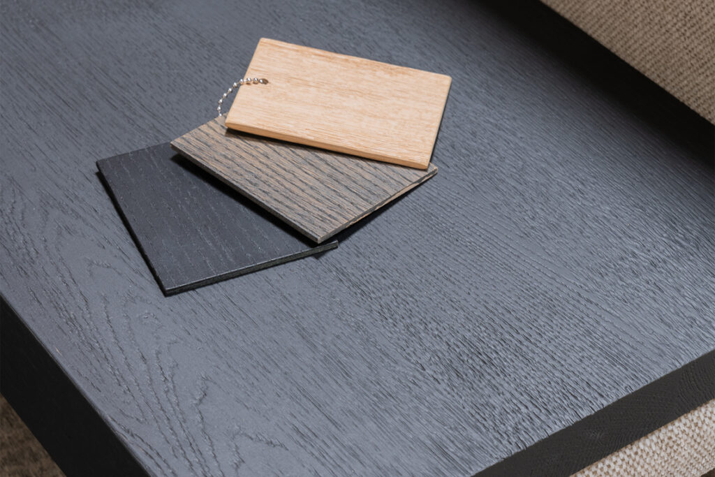 Zwart hout tafeltje