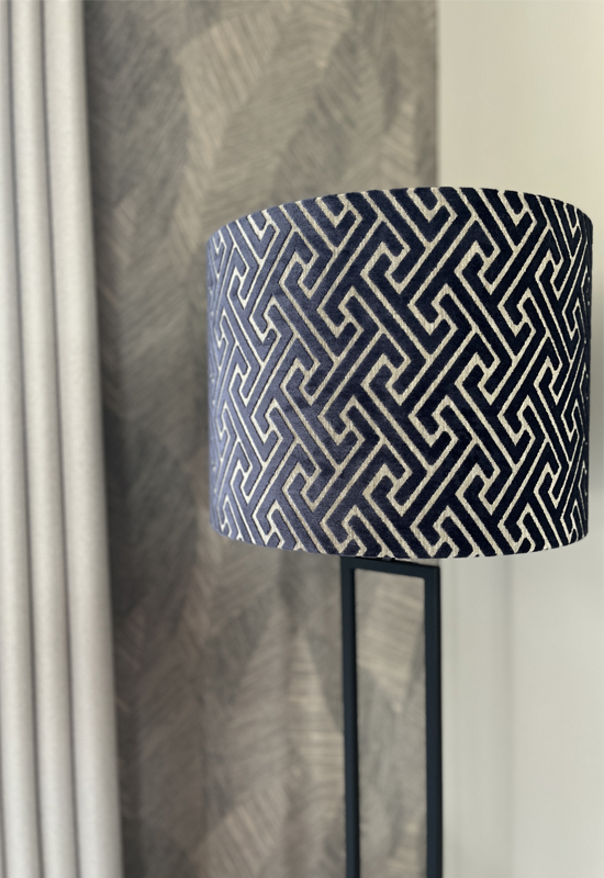 Zwarte lampvoet met blauw zilveren velvet lampenkap met geometrische print