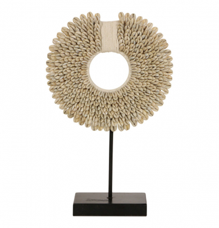 ornament rond met schelpen op zwarte poot