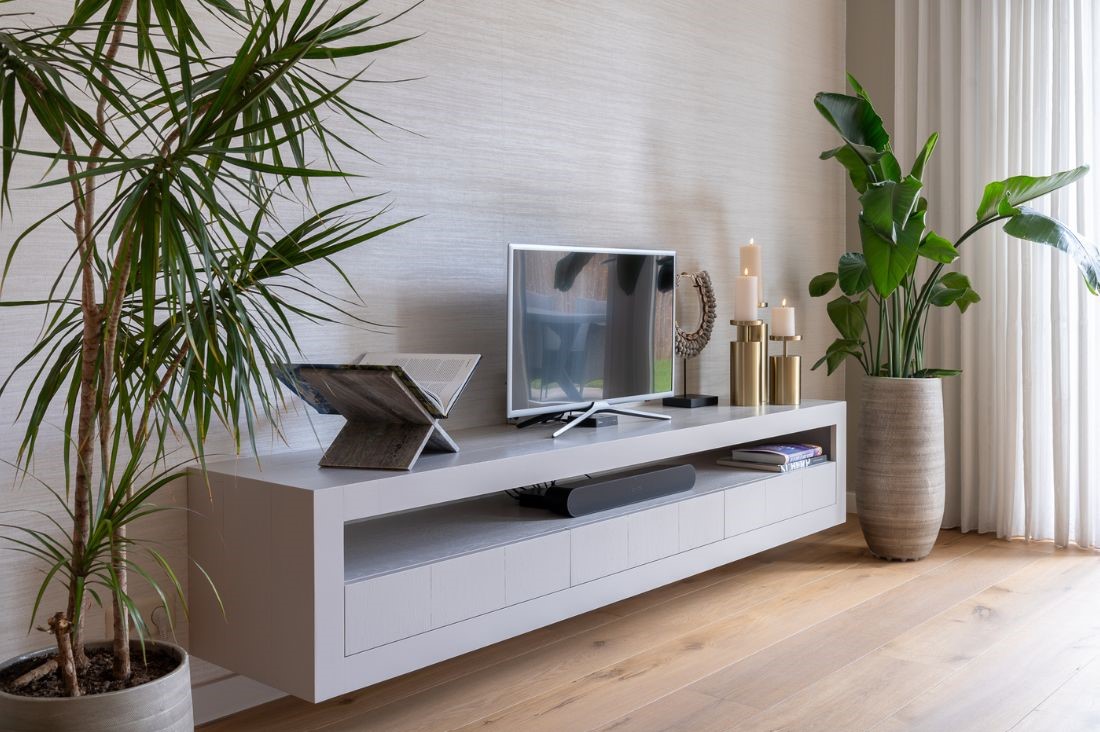 wit dressoir met gouden kandelaars