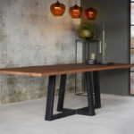 Eettafel eikenhout bruin recht met trapeze poot