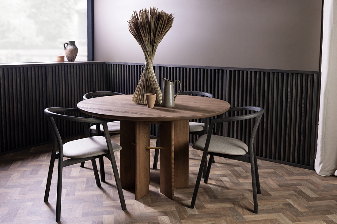 Houten ronde eettafel stoelen met houten frame droogbloemen