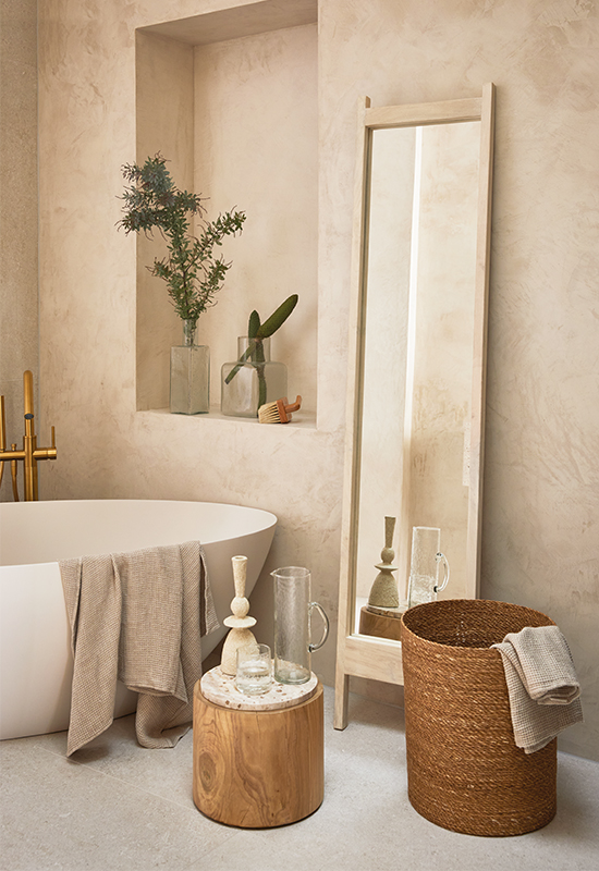 Thuis spa beige muren spiegel met houten lijst rieten wasmand linnen hammamdoek