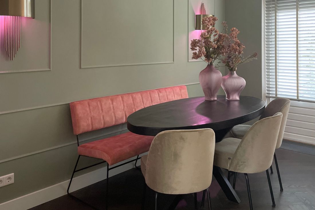 Zwarte ovale eettafel roze fluwelen eetkamerbank beige fluwelen eetkamerstoelen