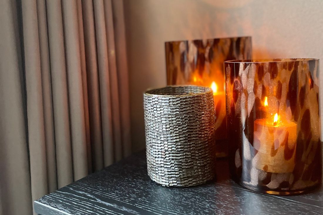 Bronzen waxinelichthouder met kraaltjes windlichten gevlekt bruin glas
