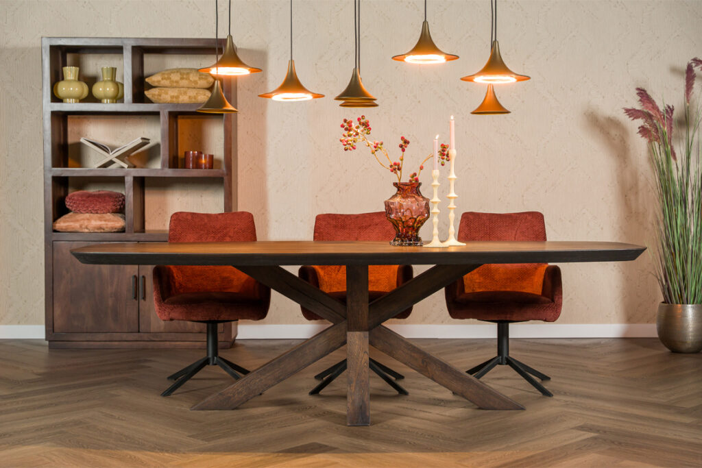 Eettafel hout bruin met grote poot